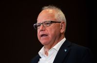 Tim Walz critica Convenção Republicana e ataca Donald Trump