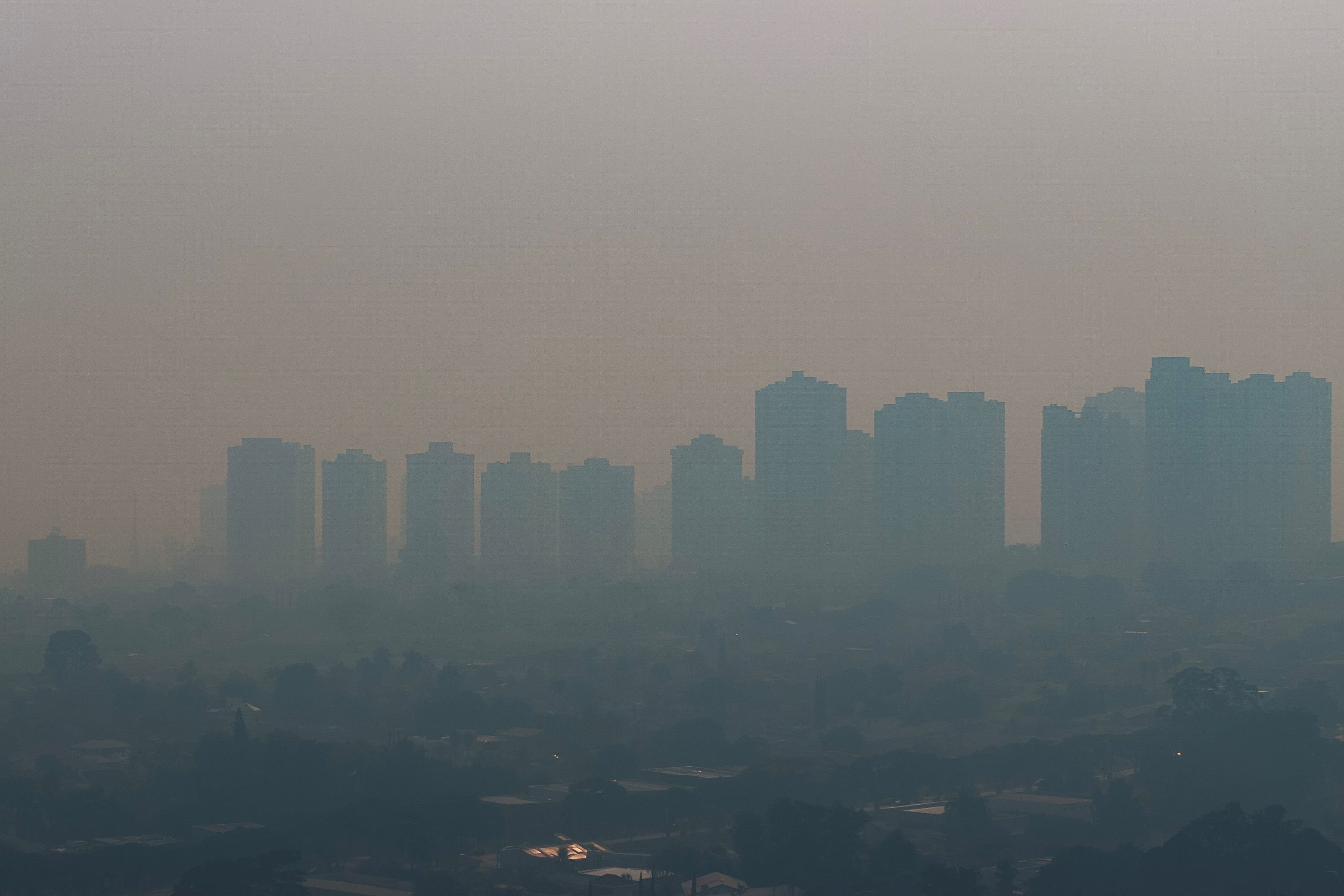 Governo federal vai chamar governadores de estados atingidos por incêndios para reunião