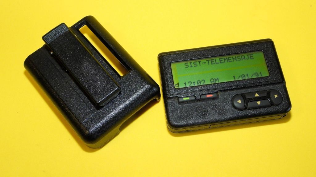 Pager, um dispositivo eletrônico para receber mensagens e alertar o usuário com uma mensagem escrita e um sinal sonoro ou vibração