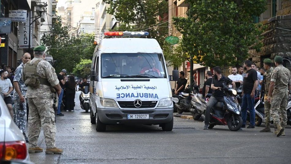 Ambulâncias em Beirute, Líbano, enquanto as forças de segurança atuam após explosões de pagers