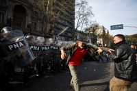 Manifestantes enfrentam polícia na Argentina após Congresso bloquear aumento de aposentadorias