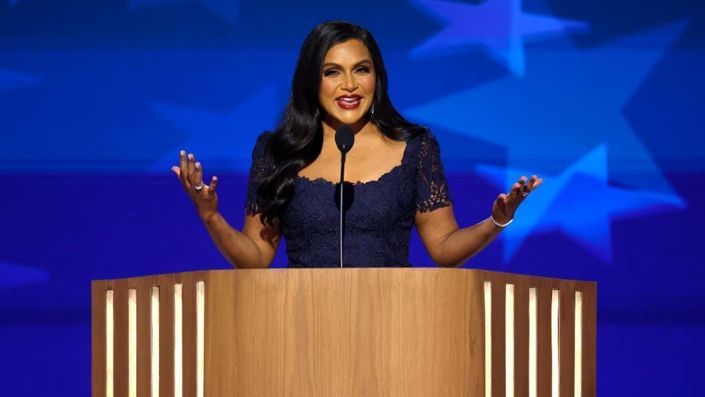 A atriz Mindy Kaling fala no palco durante o terceiro dia da Convenção Nacional Democrata no United Center em 21 de agosto de 2024 em Chicago, Illinois