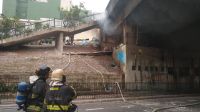 Incêndio em viaduto é controlado, mas trânsito fica caótico em SP; veja