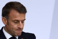 Macron se reunirá com ex-socialista em meio à busca por premiê