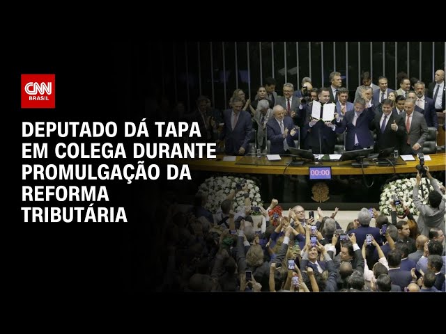 Deputado dá tapa em colega durante promulgação da reforma tributária | LIVE CNN