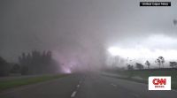 Furacão Milton: Vídeo flagra tornado na Flórida e resgate de caminhoneiro