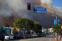 Grande incêndio florestal atinge Los Angeles e provoca retiradas nos EUA