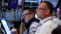 Wall Street cai com tarifas, mas possível paz na Ucrânia suaviza perdas